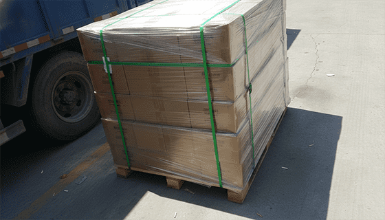 Export-Grade Packaging for Building Materials An illustration contrasting a well-packed, secured pallet of building materials with a poorly stacked, damaged one.