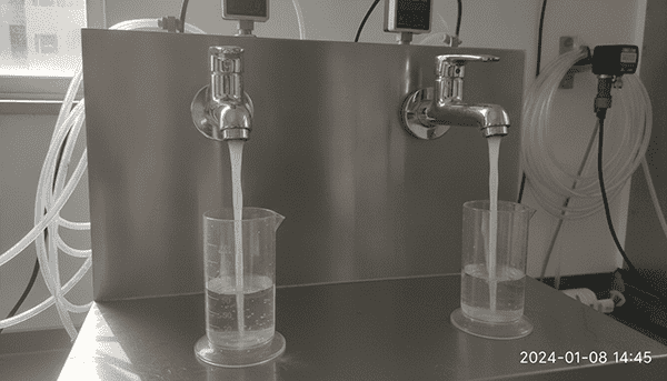 Faucet Flow Rate Comparison: Standard vs. Water-Saving A graphic visually comparing the amount of water used in one minute by a standard 2.2 GPM faucet versus a water-saving 1.5 GPM faucet.