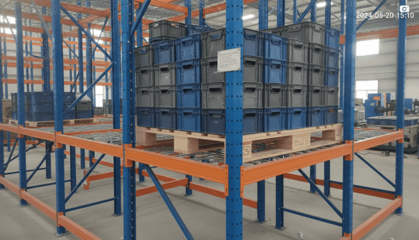 A close-up diagram showing the load distribution on a single pallet rack beam and upright frame.